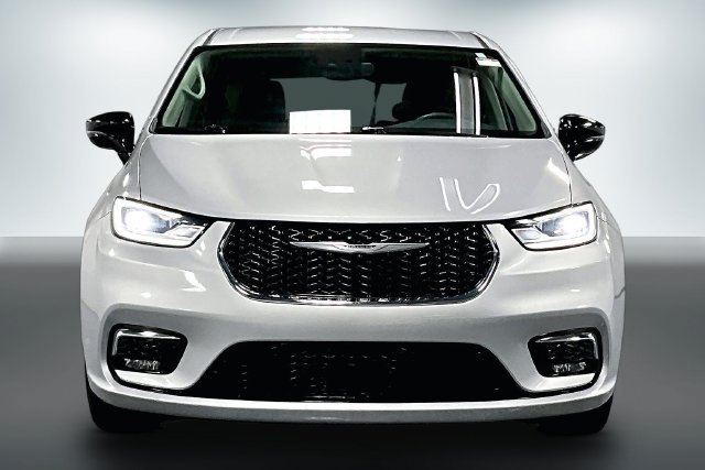 Used 2024 Chrysler Pacifica Touring-L FWD image 2