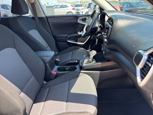 Used 2025 Kia Soul LX w/ LX Technology Package FWD image 34