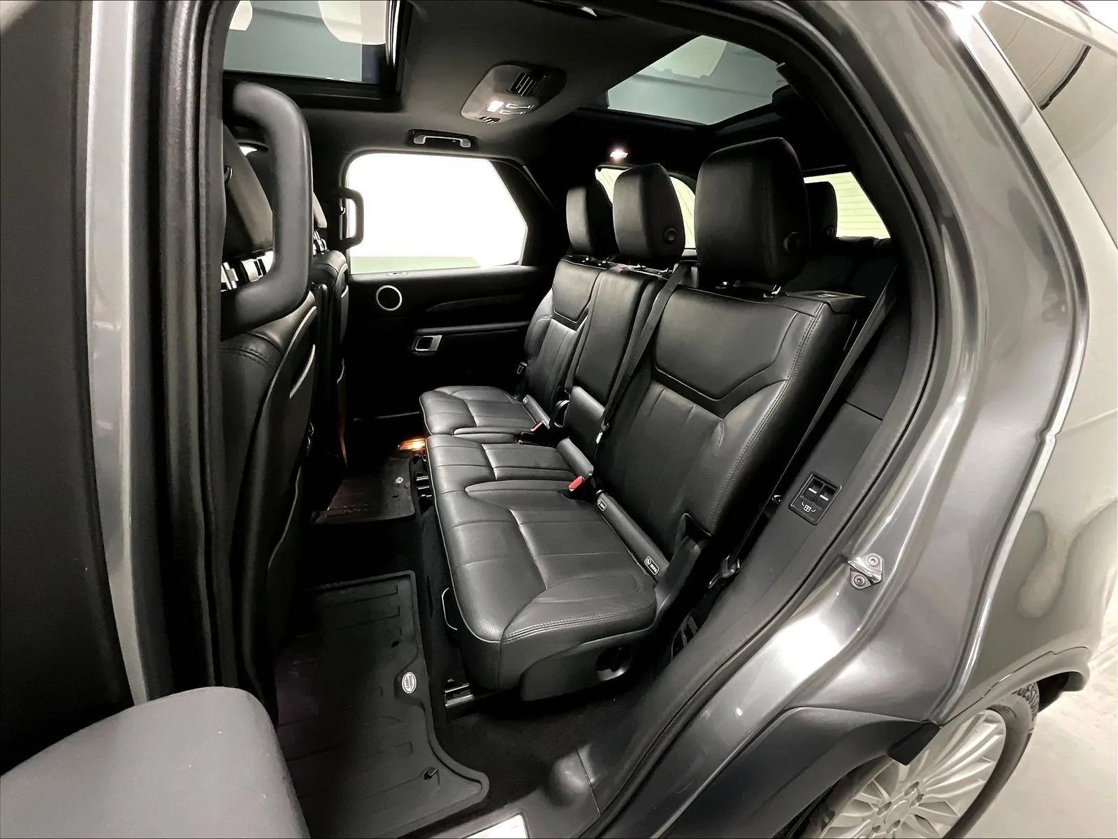 Used 2019 Land Rover Discovery HSE AWD/4WD image 15