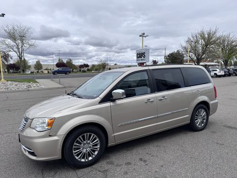 Used 2014 Chrysler Town & Country Touring-L w/ Driver Convenience Group image 4