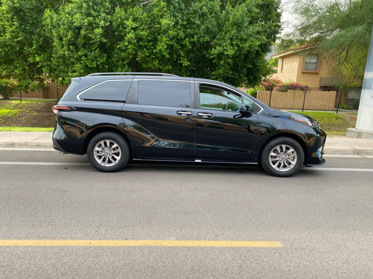 Used 2024 Toyota Sienna XLE FWD image 8