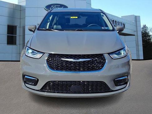 Used 2023 Chrysler Pacifica Touring-L image 2