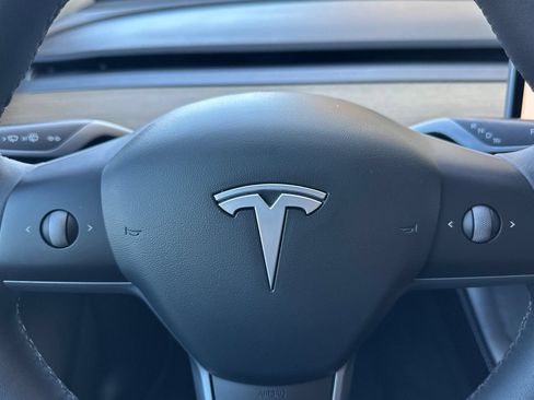 Used 2022 Tesla Model Y Long Range AWD/4WD image 24