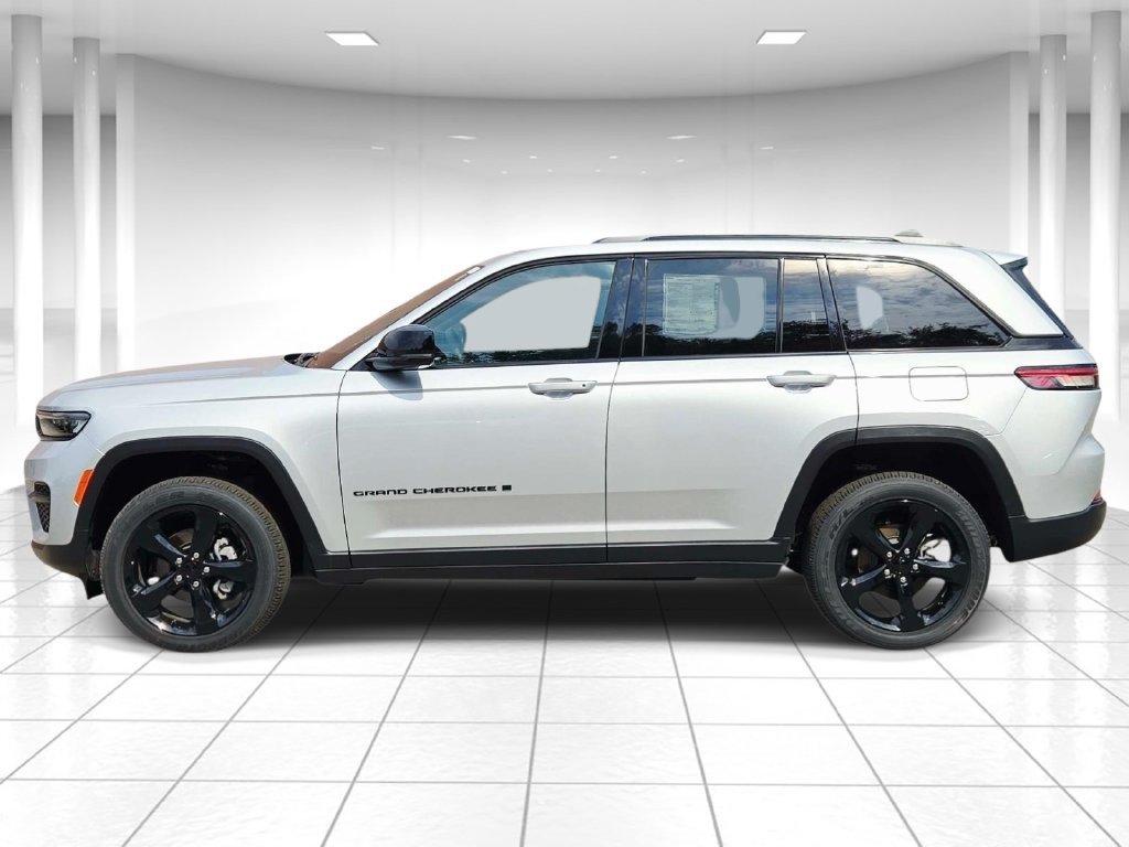 Certified 2025 Jeep Grand Cherokee Altitude AWD/4WD image 6