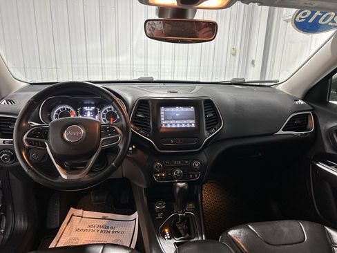 Used 2019 Jeep Cherokee Latitude Plus w/ Comfort/Convenience Group AWD/4WD image 20