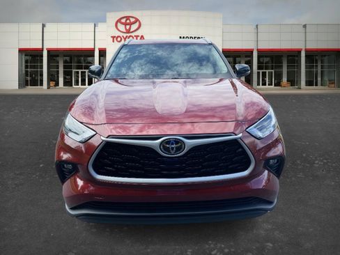 Used 2025 Toyota Highlander XLE FWD image 2