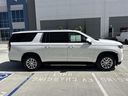 Used 2024 Chevrolet Suburban LT image 2
