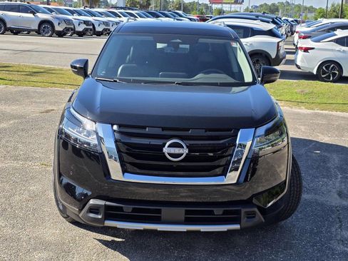 Used 2024 Nissan Pathfinder SL AWD/4WD image 3