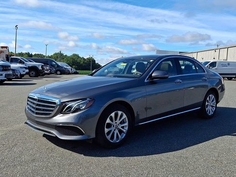 Used 2019 Mercedes-Benz E 300 4MATIC image 3