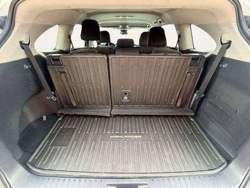 Used 2023 Toyota Highlander L FWD image 6