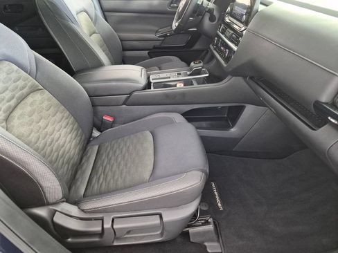 Used 2025 Nissan Pathfinder SV w/ SV Premium Package FWD image 34