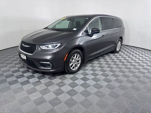 Used 2023 Chrysler Pacifica Touring-L image 7