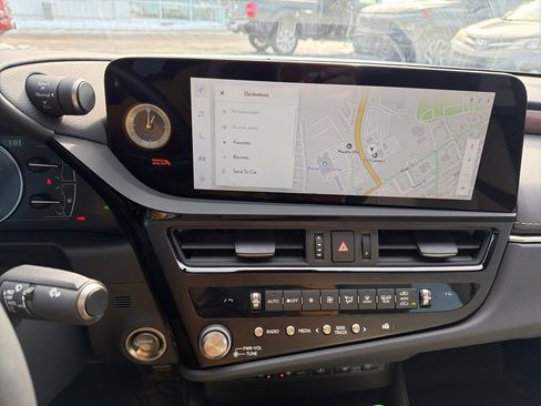 Used 2025 Lexus ES 300h Ultra Luxury image 12