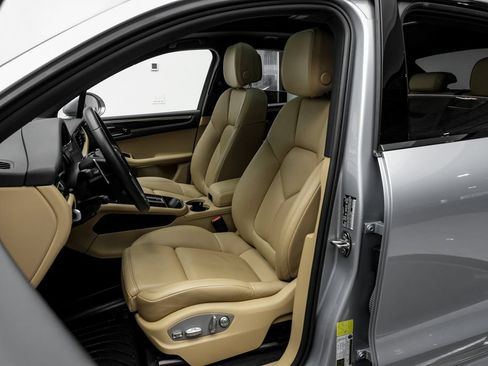 Used 2024 Porsche Macan AWD/4WD image 32