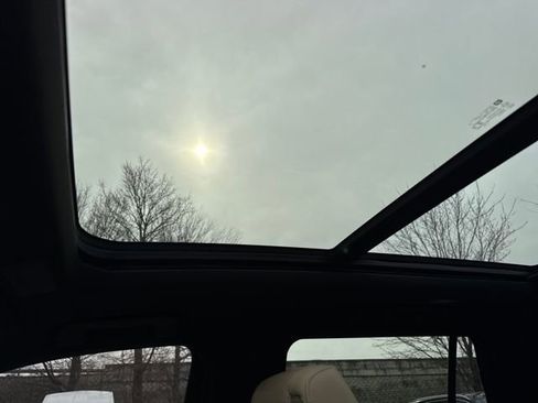 Used 2022 Cadillac Escalade Premium Luxury image 16