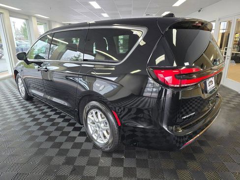 Used 2025 Chrysler Pacifica Select image 6
