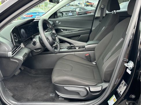 Used 2023 Hyundai Elantra SEL w/ Convenience Package FWD image 8