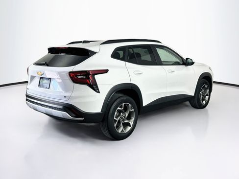 Used 2025 Chevrolet Trax LT w/ LT Convenience Package FWD image 9
