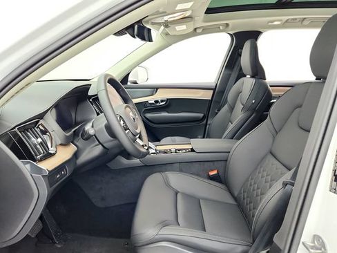 New 2025 Volvo XC90 T8 Plus w/ Protection Package Premier AWD/4WD image 17