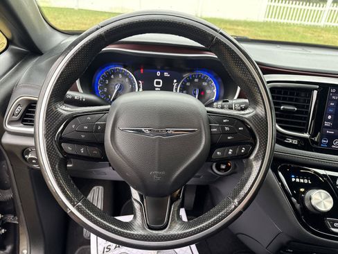 Used 2020 Chrysler Pacifica Limited FWD image 18