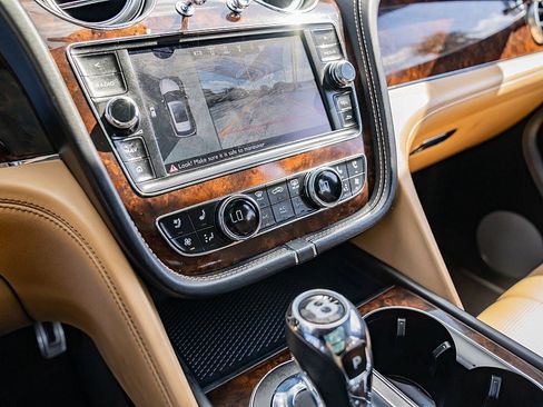 Used 2017 Bentley Bentayga image 34