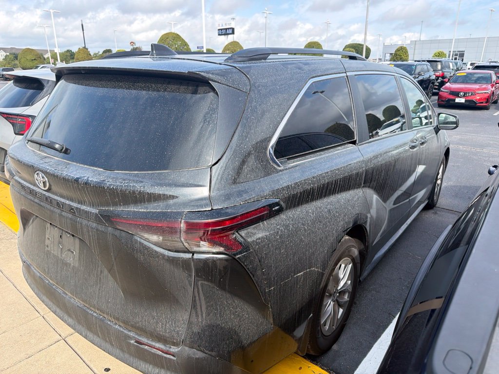 Used 2026 Toyota Sienna LE FWD image 4