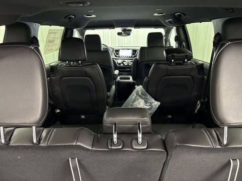 New 2026 Chrysler Pacifica Select image 9