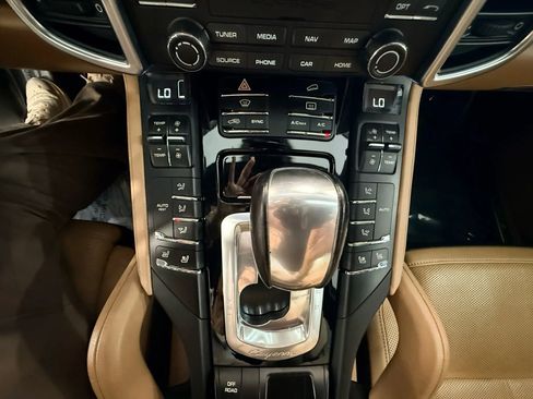 Used 2018 Porsche Cayenne Platinum Edition w/ Premium Package Plus image 32