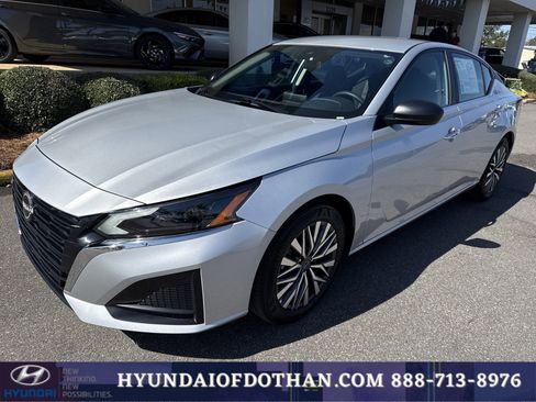 Used 2025 Nissan Altima 2.5 SV image 1