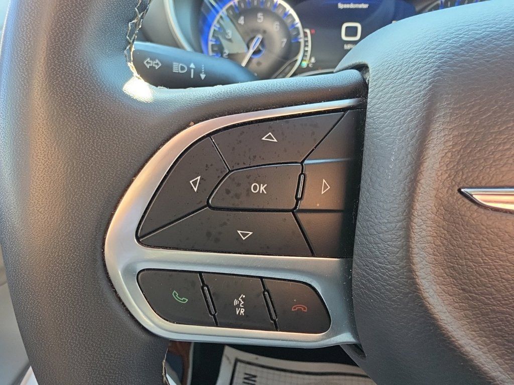 Used 2023 Chrysler Pacifica Touring-L FWD image 16