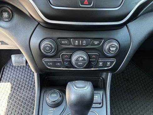 Used 2019 Jeep Cherokee Latitude Plus w/ Comfort/Convenience Group AWD/4WD image 16