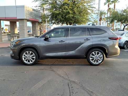 Certified 2024 Toyota Highlander Limited FWD image 6