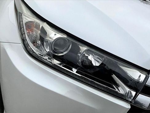 Used 2019 Toyota Highlander Limited image 28