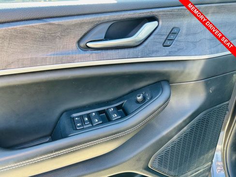 Used 2023 Jeep Grand Cherokee L Limited w/ Black Appearance Package image 15