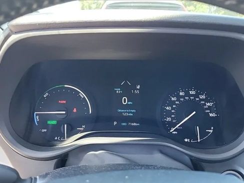 Used 2022 Toyota Sienna XLE AWD/4WD image 3