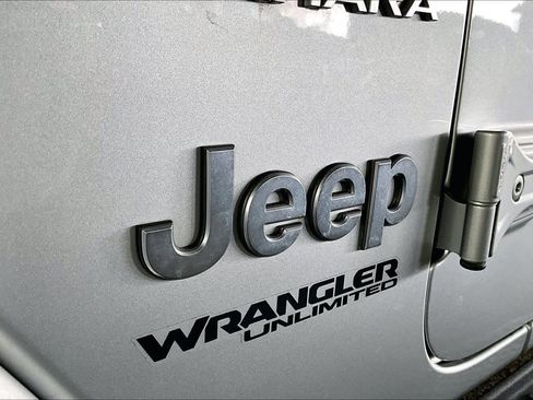 Used 2022 Jeep Wrangler Unlimited Sahara w/ Cold Weather Group AWD/4WD image 30