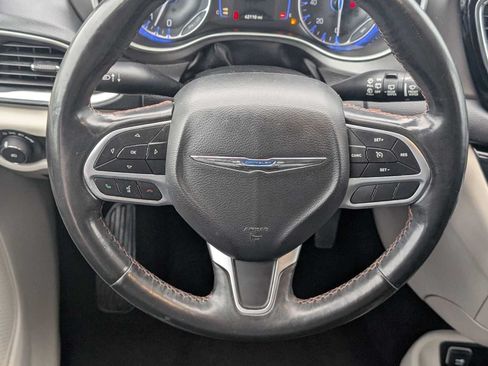 Used 2020 Chrysler Pacifica Touring-L w/ Tire & Wheel Group FWD image 14