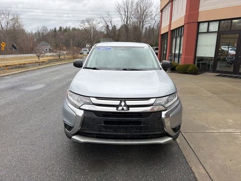 Used 2017 Mitsubishi Outlander ES AWD/4WD image 2