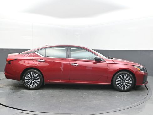 Used 2024 Nissan Altima 2.5 SV image 10