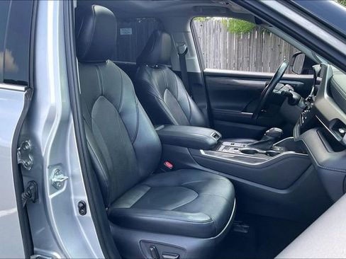 Used 2021 Toyota Highlander Limited FWD image 7