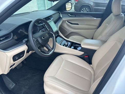 Used 2023 Jeep Grand Cherokee Limited image 3