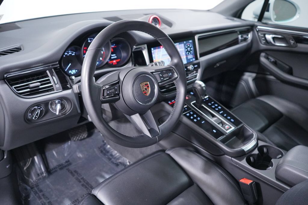 Used 2024 Porsche Macan AWD/4WD image 6