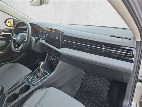 Used 2025 Volkswagen Jetta SE FWD image 19