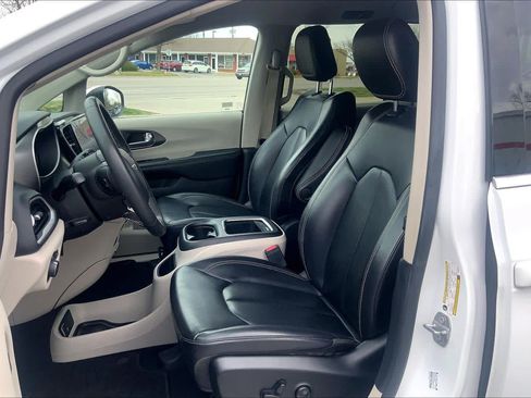 Used 2023 Chrysler Pacifica Touring-L FWD image 14
