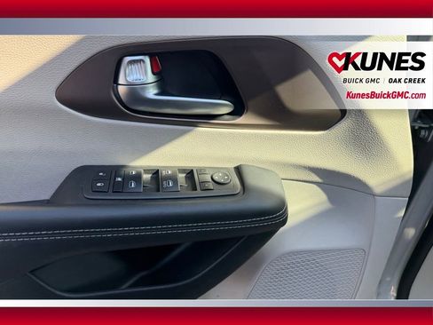 Used 2023 Chrysler Voyager LX FWD image 9