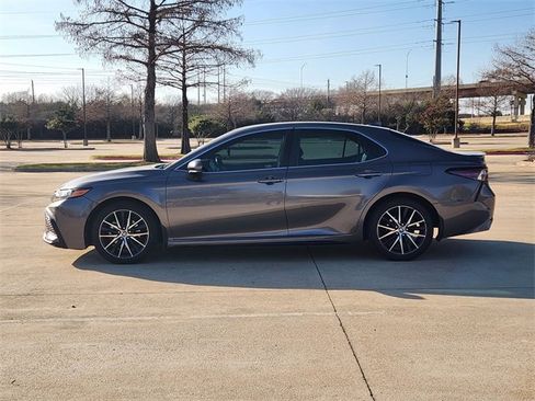 Used 2023 Toyota Camry SE image 4