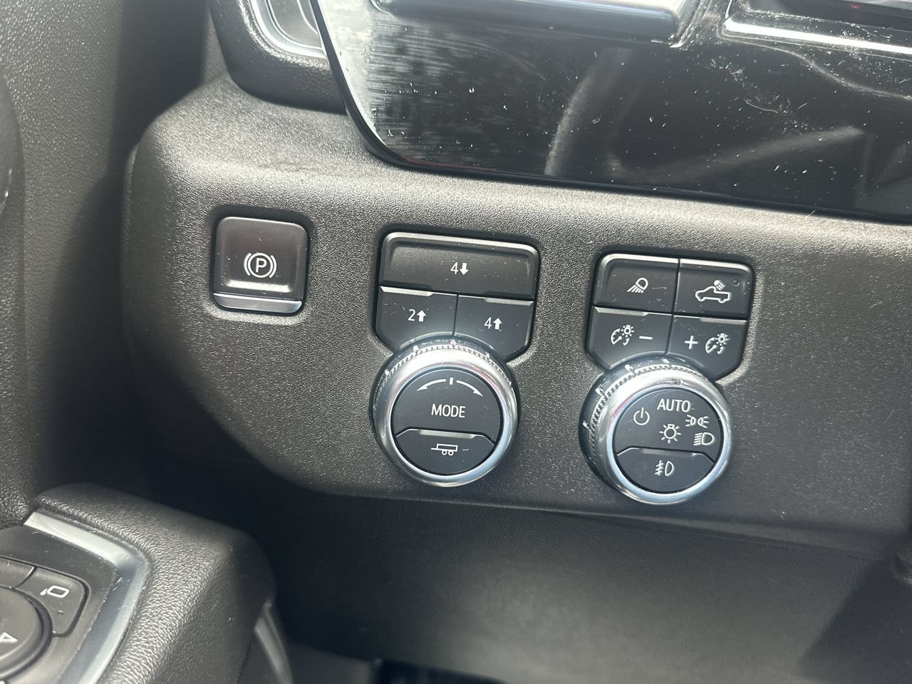 Used 2025 GMC Sierra 2500 SLE w/ SLE Value Package; AWD/4WD image 18