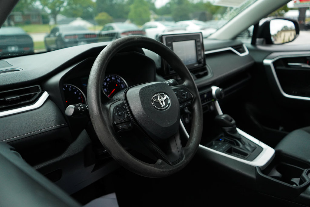 Used 2021 Toyota RAV4 XLE FWD image 5