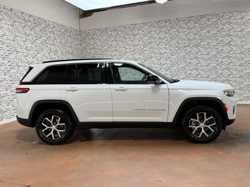 Used 2025 Jeep Grand Cherokee Limited image 7