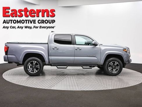 Used 2018 Toyota Tacoma TRD Sport AWD/4WD image 4